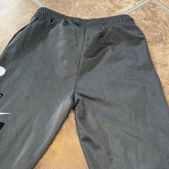 Nike Kids Jogger Pants - Gray Size Medium Ages 10-12 with pockets and drawstring - Picture 8 of 9